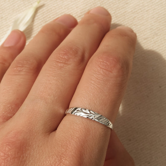 The Dainty Floral Ring in Silver